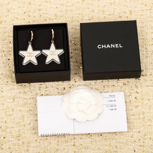 Orecchini Chanel in resina con stella a cinque punte