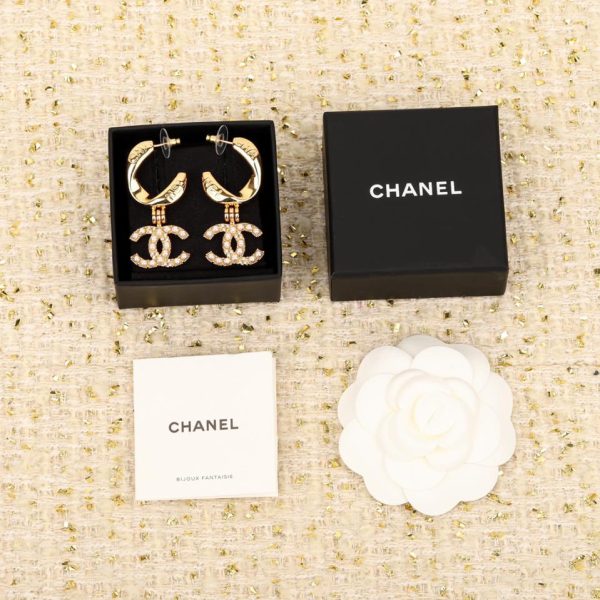 Orecchini Chanel doppia c di perle con gancio
