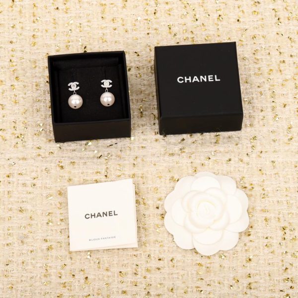 Orecchini di perle pendenti Chanel doppia C