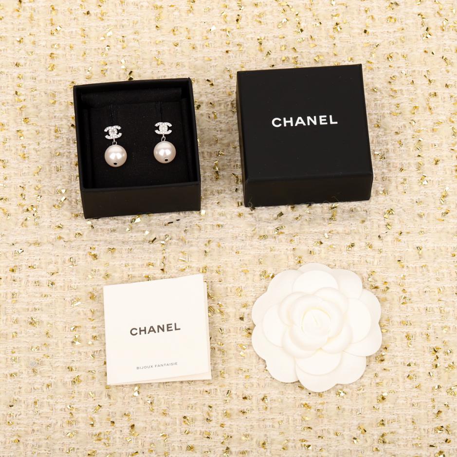 replica,repliche,fake,1:1,earrings,bracelet,ring,jewelry Orecchini di perle pendenti Chanel doppia C replica,repliche,fake,1:1,earrings,bracelet,ring,jewelry Orecchini di perle pendenti Chanel doppia C