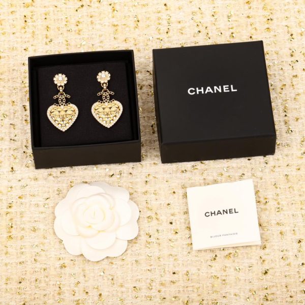 Orecchini Chanel Diamond Love con diamanti neri e doppia C