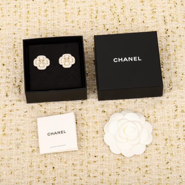 Orecchini Chanel con perla dell'amore quadrifoglio circondata da diamanti doppia C