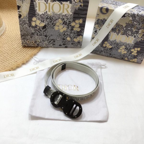 replica,repliche,fake,1:1,earrings,bracelet,ring,jewelry Usa una cintura Dior