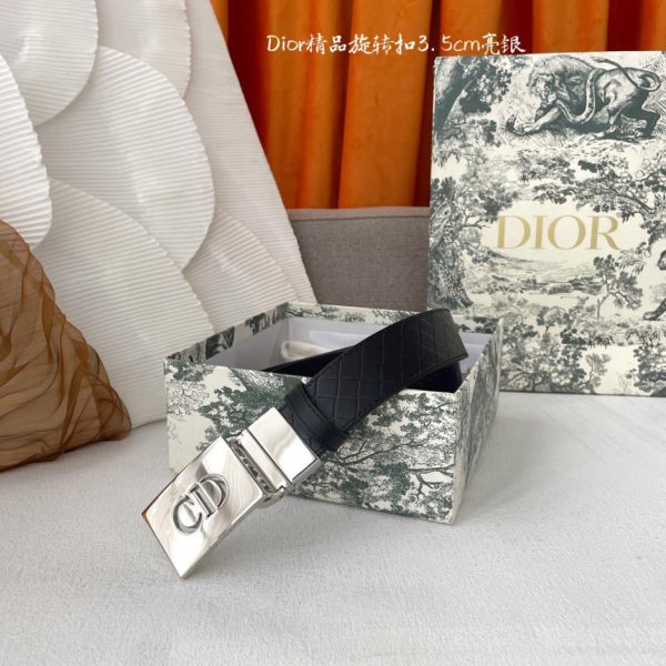 Il nuovo modello da uomo di Dior è largo 3,5 cm