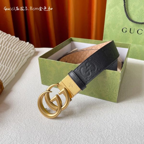 La nuova cintura in pelle goffrata di Gucci è larga 3,8 cm
