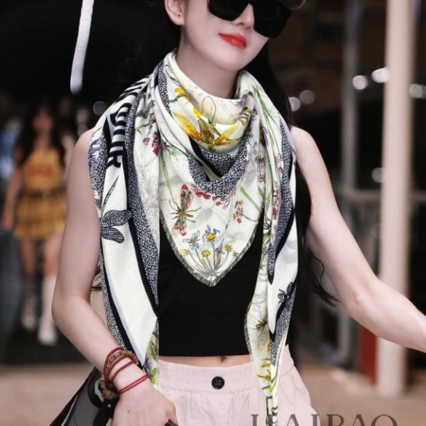 replica,repliche,fake,1:1,earrings,bracelet,ring,jewelry Nuova sciarpa quadrata in cashmere Dior