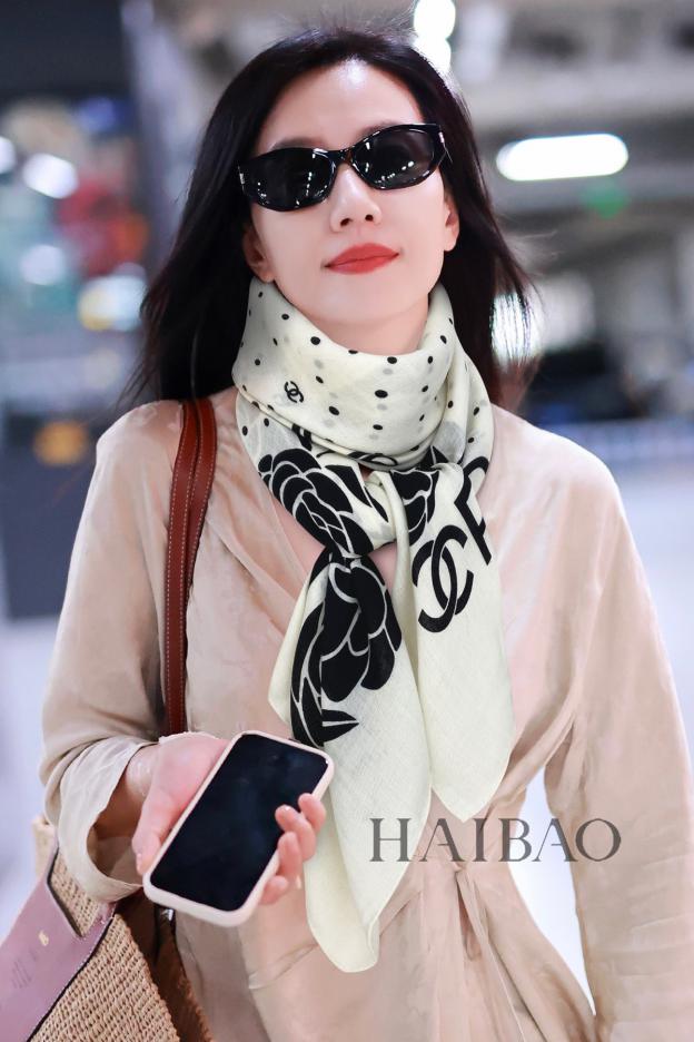 replica,repliche,fake,1:1,earrings,bracelet,ring,jewelry Sciarpa quadrata Chenel in cashmere double face tono su tono replica,repliche,fake,1:1,earrings,bracelet,ring,jewelry Sciarpa quadrata Chenel in cashmere double face tono su tono