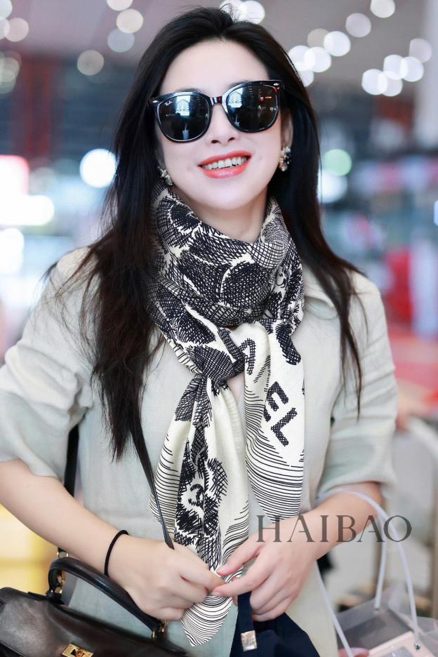 replica,repliche,fake,1:1,earrings,bracelet,ring,jewelry Sciarpa quadrata Chenel in cashmere double face tono su tono replica,repliche,fake,1:1,earrings,bracelet,ring,jewelry Sciarpa quadrata Chenel in cashmere double face tono su tono
