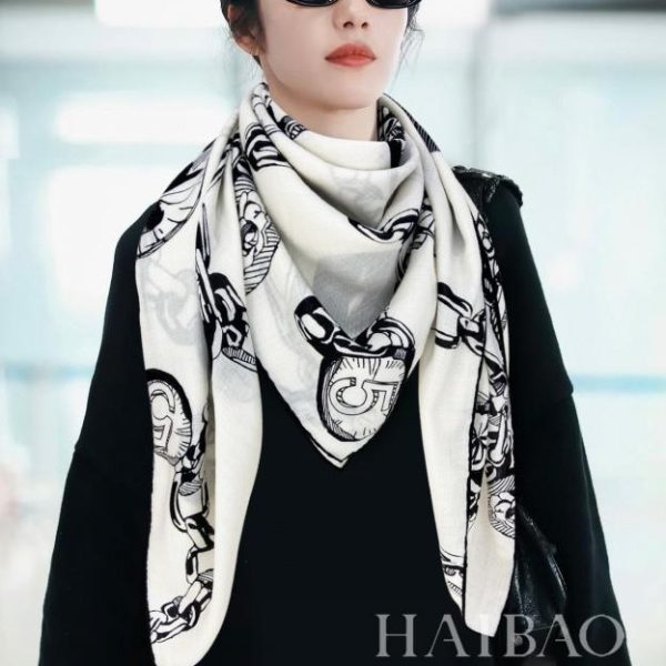 replica,repliche,fake,1:1,earrings,bracelet,ring,jewelry Sciarpa quadrata Chenel in cashmere double face tono su tono