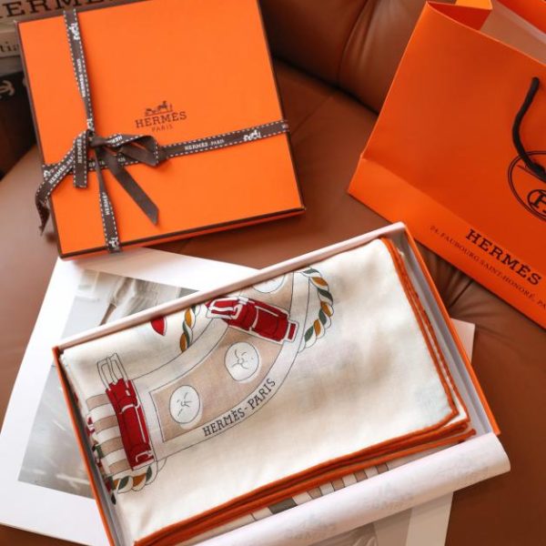 Nuova sciarpa di seta di Hermes