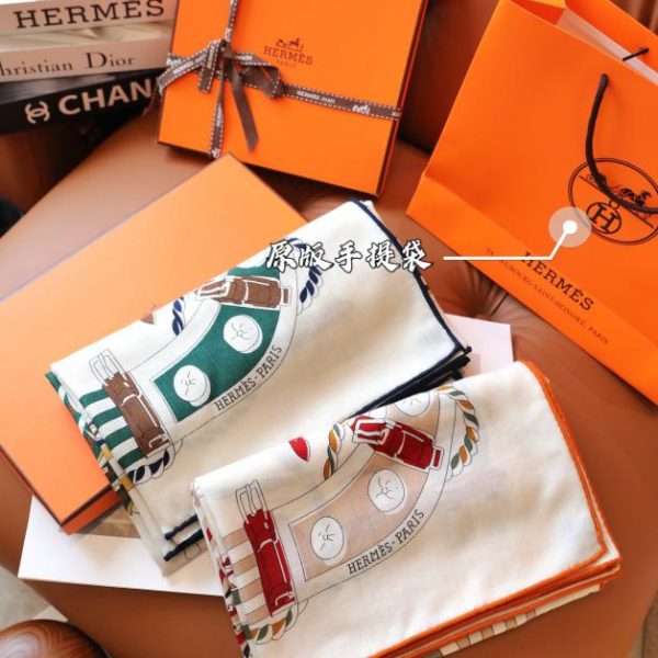 Nuova sciarpa di seta di Hermes