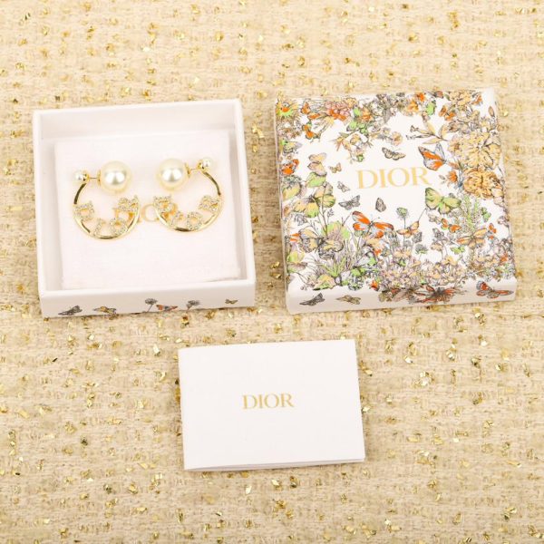 Nuovi orecchini di perle Dior