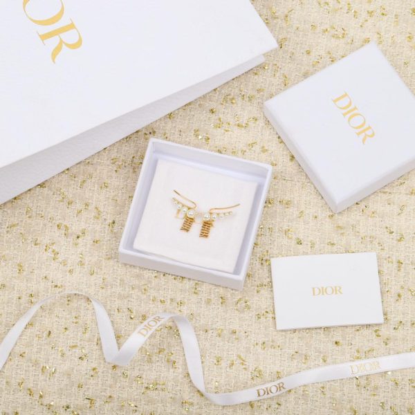 Orecchini Dior con lettera di perle sfumate