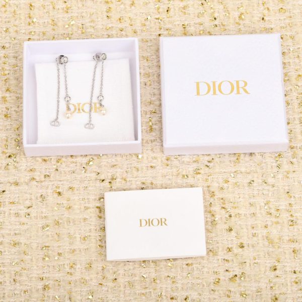 Nuovi orecchini con nappe Dior