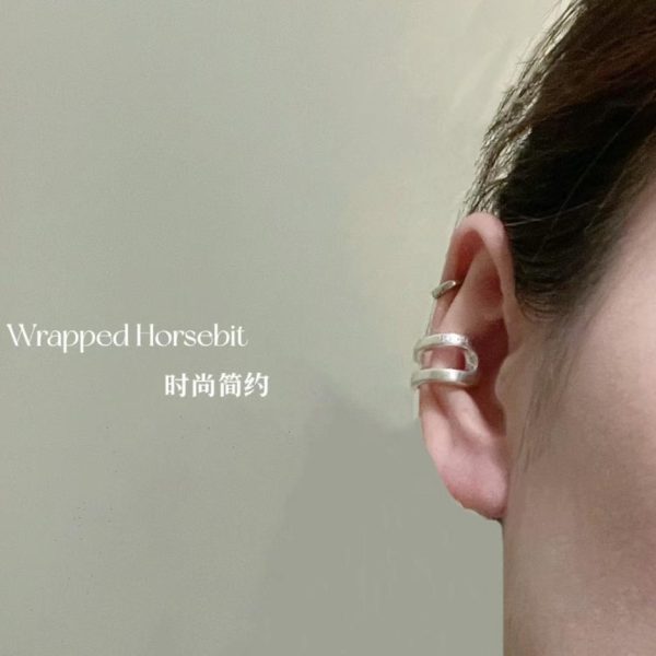 Clip per orecchie con fibbia a sella Gucci
