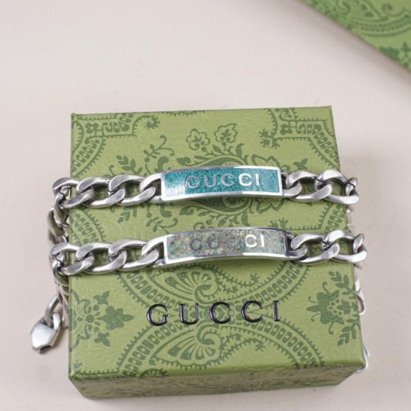 Bracciale in smalto con lettera Gucci