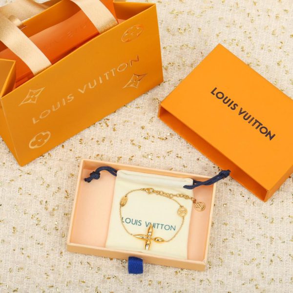 Nuova collana con bracciale LV