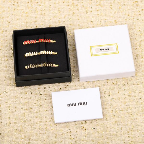 replica,repliche,fake,1:1,earrings,bracelet,ring,jewelry Fermaglio per capelli con lettera Miu Miu