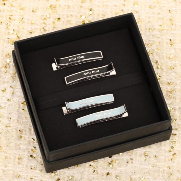 replica,repliche,fake,1:1,earrings,bracelet,ring,jewelry Fermaglio per capelli Miu Miu bianco e nero