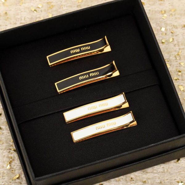 replica,repliche,fake,1:1,earrings,bracelet,ring,jewelry Fermaglio per capelli Miu Miu bianco e nero