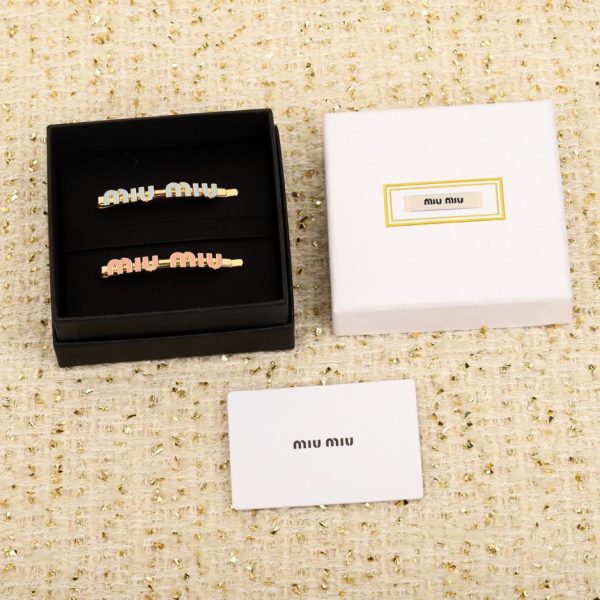 replica,repliche,fake,1:1,earrings,bracelet,ring,jewelry Fermaglio per capelli con lettera Miu Miu