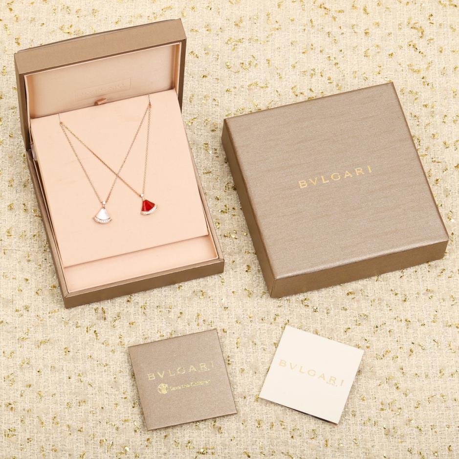replica,repliche,fake,1:1,earrings,bracelet,ring,jewelry Minigonna Bvlgari con collana di diamanti replica,repliche,fake,1:1,earrings,bracelet,ring,jewelry Minigonna Bvlgari con collana di diamanti