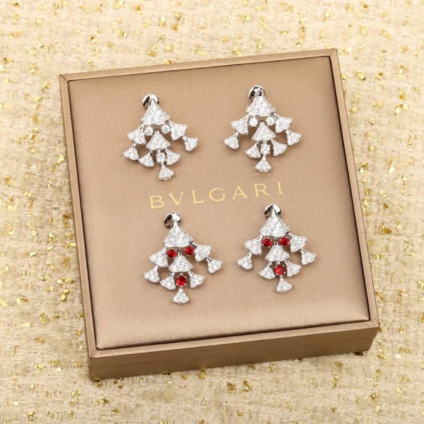 Minigonna Bvlgari piena di orecchini di diamanti