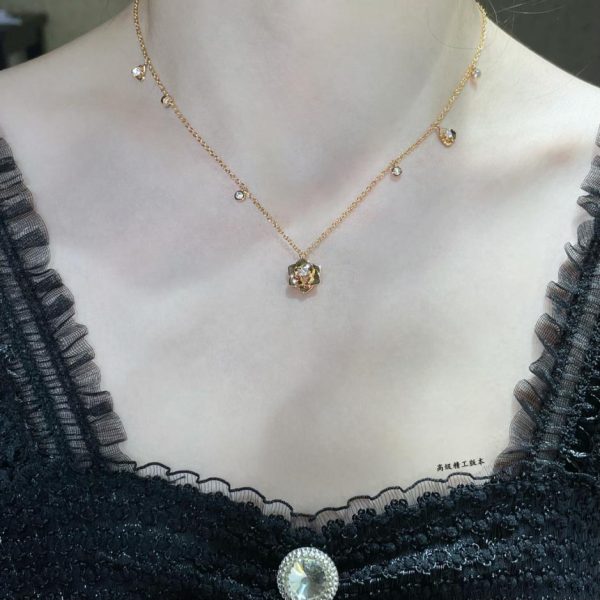 replica,repliche,fake,1:1,earrings,bracelet,ring,jewelry Collana con fiori di diamanti Piaget