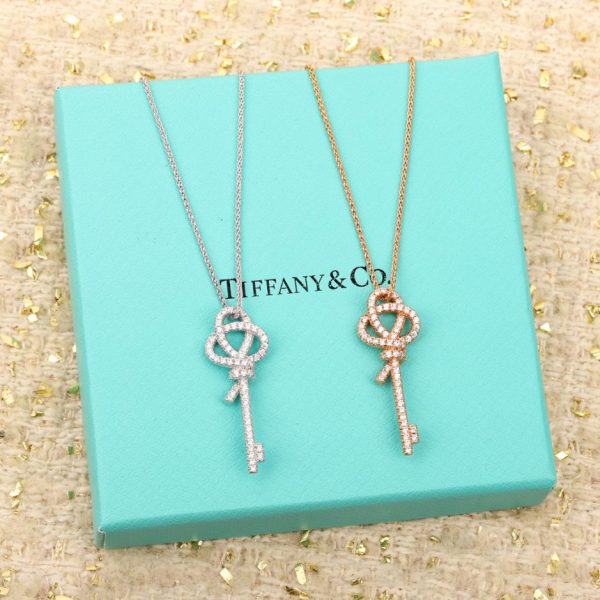 replica,repliche,fake,1:1,earrings,bracelet,ring,jewelry Nuova collana Tiffany con chiave di diamanti