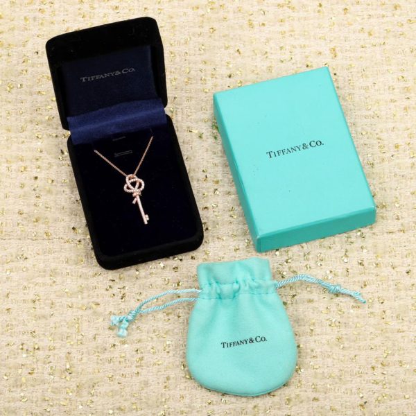 replica,repliche,fake,1:1,earrings,bracelet,ring,jewelry Nuova collana Tiffany con chiave di diamanti