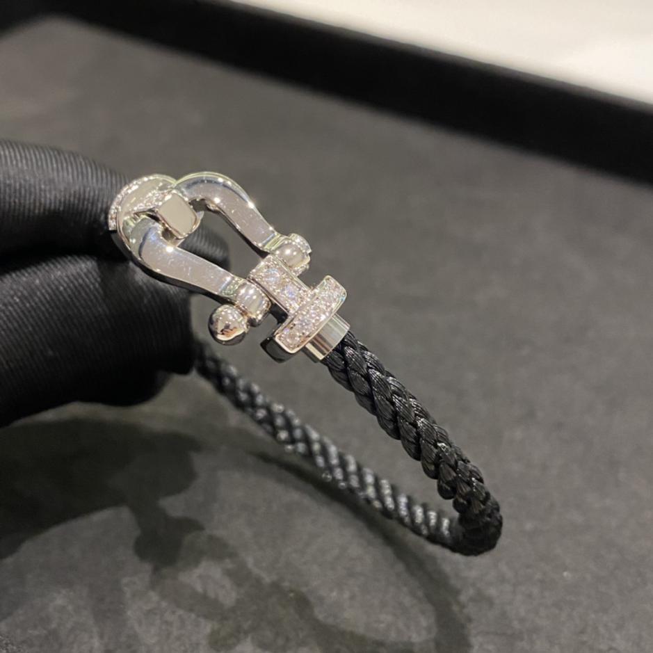 replica,repliche,fake,1:1,earrings,bracelet,ring,jewelry Fred perfora una grande corda nera