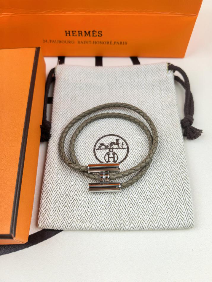 replica,repliche,fake,1:1,earrings,bracelet,ring,jewelry Bracciale Hermes in pelle H argento lucido con doppio cerchio e modello aggiornato replica,repliche,fake,1:1,earrings,bracelet,ring,jewelry Bracciale Hermes in pelle H argento lucido con doppio cerchio e modello aggiornato