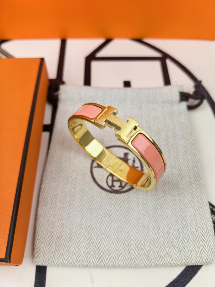 replica,repliche,fake,1:1,earrings,bracelet,ring,jewelry Versione aggiornata del classico braccialetto smaltato H di Hermes replica,repliche,fake,1:1,earrings,bracelet,ring,jewelry Versione aggiornata del classico braccialetto smaltato H di Hermes