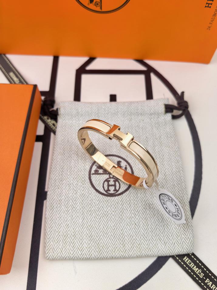 replica,repliche,fake,1:1,earrings,bracelet,ring,jewelry Versione aggiornata del classico braccialetto smaltato H di Hermes replica,repliche,fake,1:1,earrings,bracelet,ring,jewelry Versione aggiornata del classico braccialetto smaltato H di Hermes