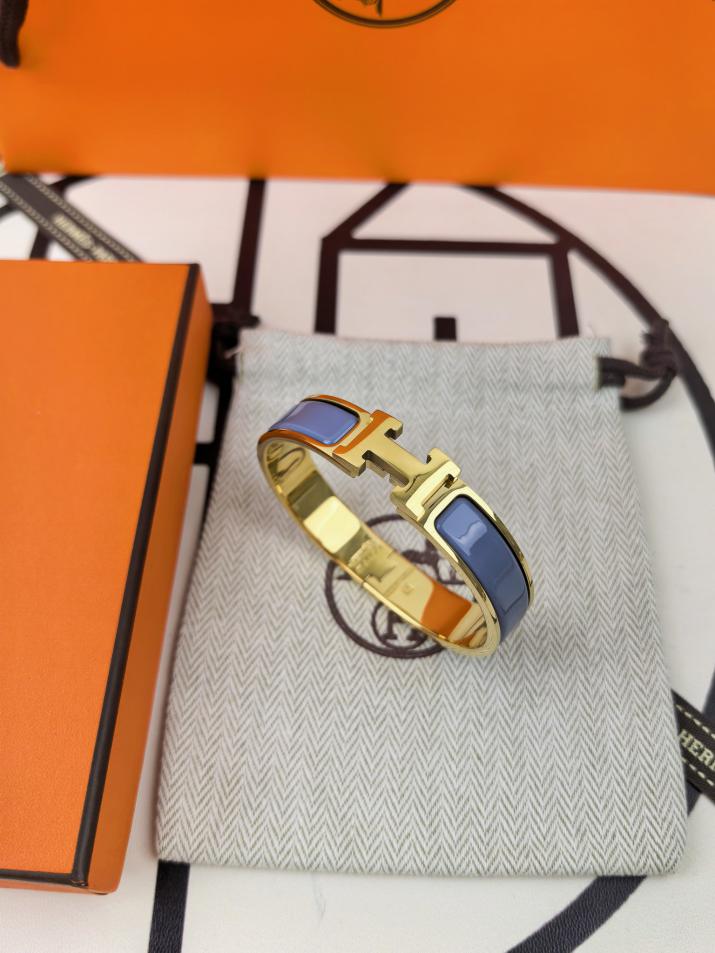 replica,repliche,fake,1:1,earrings,bracelet,ring,jewelry Versione aggiornata del classico braccialetto smaltato H di Hermes replica,repliche,fake,1:1,earrings,bracelet,ring,jewelry Versione aggiornata del classico braccialetto smaltato H di Hermes