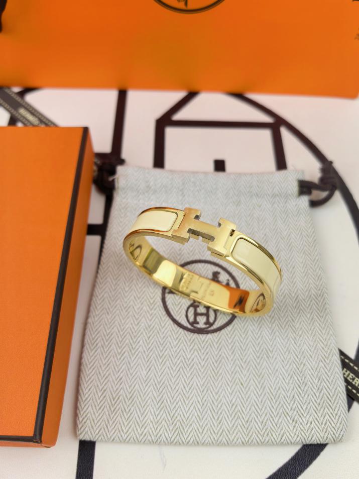 replica,repliche,fake,1:1,earrings,bracelet,ring,jewelry Versione aggiornata del classico braccialetto smaltato H di Hermes replica,repliche,fake,1:1,earrings,bracelet,ring,jewelry Versione aggiornata del classico braccialetto smaltato H di Hermes