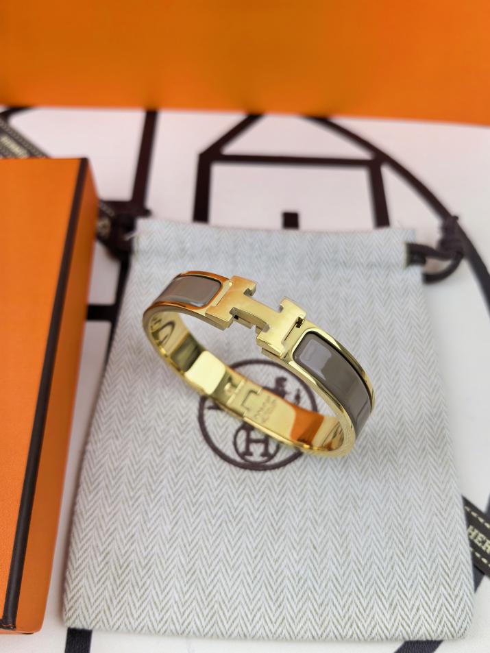 replica,repliche,fake,1:1,earrings,bracelet,ring,jewelry Versione aggiornata del classico braccialetto smaltato H di Hermes replica,repliche,fake,1:1,earrings,bracelet,ring,jewelry Versione aggiornata del classico braccialetto smaltato H di Hermes