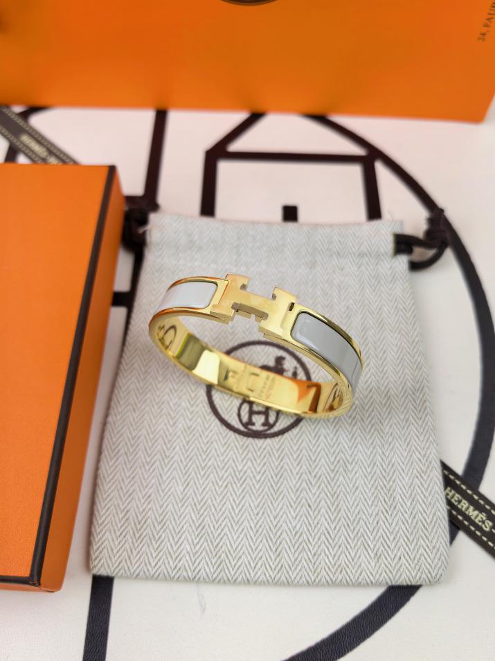 replica,repliche,fake,1:1,earrings,bracelet,ring,jewelry Versione aggiornata del classico braccialetto smaltato H di Hermes replica,repliche,fake,1:1,earrings,bracelet,ring,jewelry Versione aggiornata del classico braccialetto smaltato H di Hermes