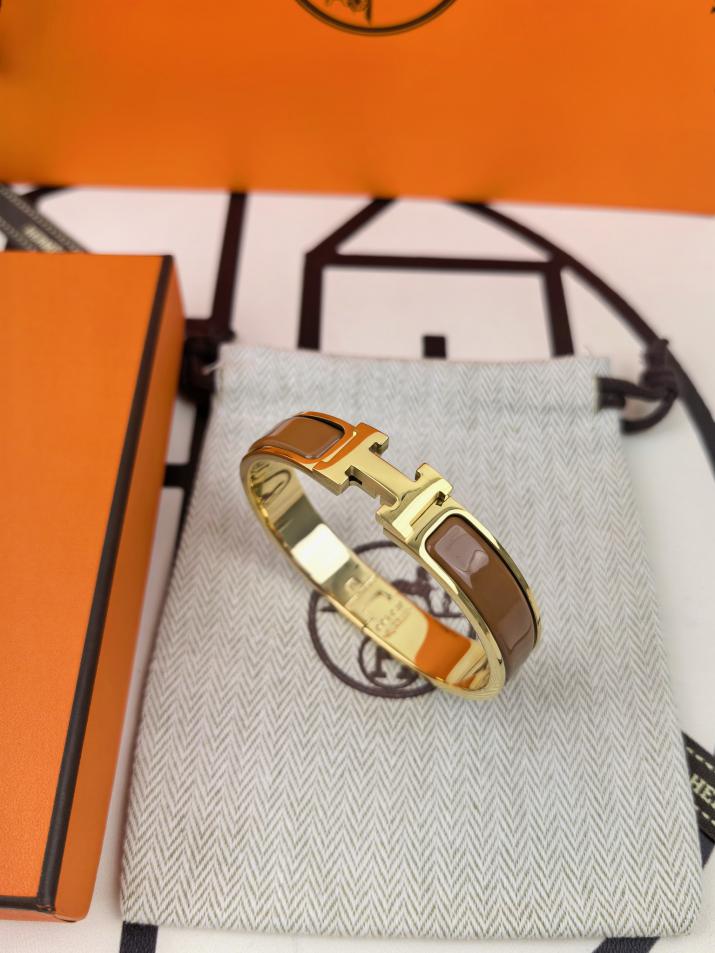 replica,repliche,fake,1:1,earrings,bracelet,ring,jewelry Versione aggiornata del classico braccialetto smaltato H di Hermes replica,repliche,fake,1:1,earrings,bracelet,ring,jewelry Versione aggiornata del classico braccialetto smaltato H di Hermes