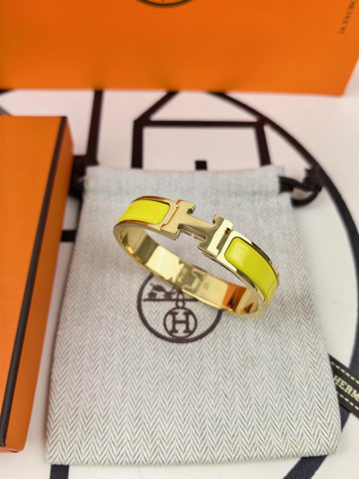 replica,repliche,fake,1:1,earrings,bracelet,ring,jewelry Versione aggiornata del classico braccialetto smaltato H di Hermes replica,repliche,fake,1:1,earrings,bracelet,ring,jewelry Versione aggiornata del classico braccialetto smaltato H di Hermes