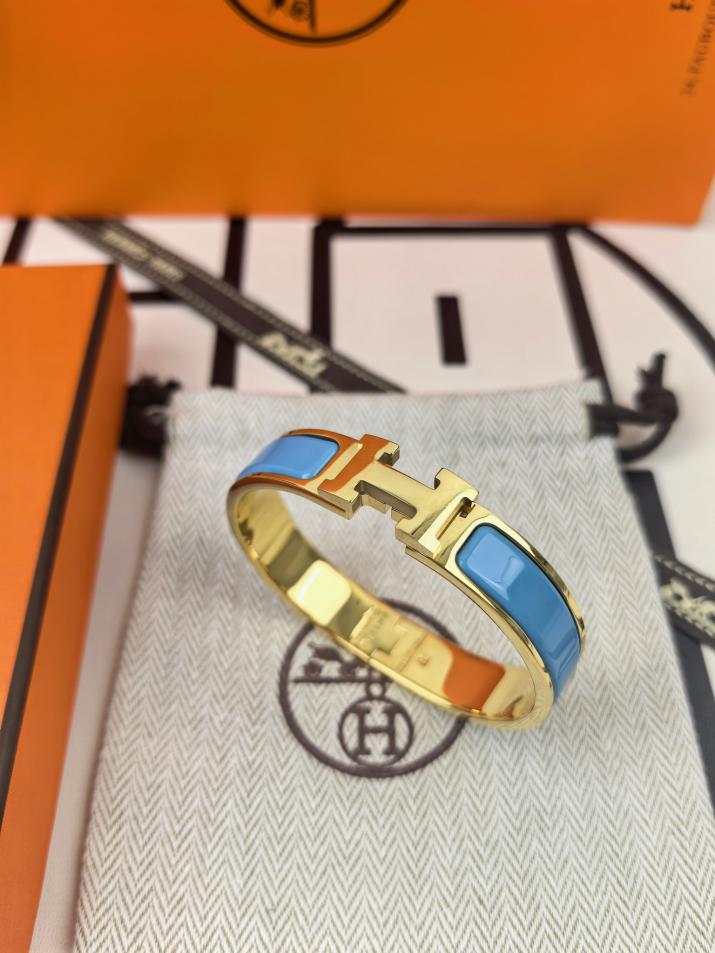 replica,repliche,fake,1:1,earrings,bracelet,ring,jewelry Versione aggiornata del classico braccialetto smaltato H di Hermes replica,repliche,fake,1:1,earrings,bracelet,ring,jewelry Versione aggiornata del classico braccialetto smaltato H di Hermes