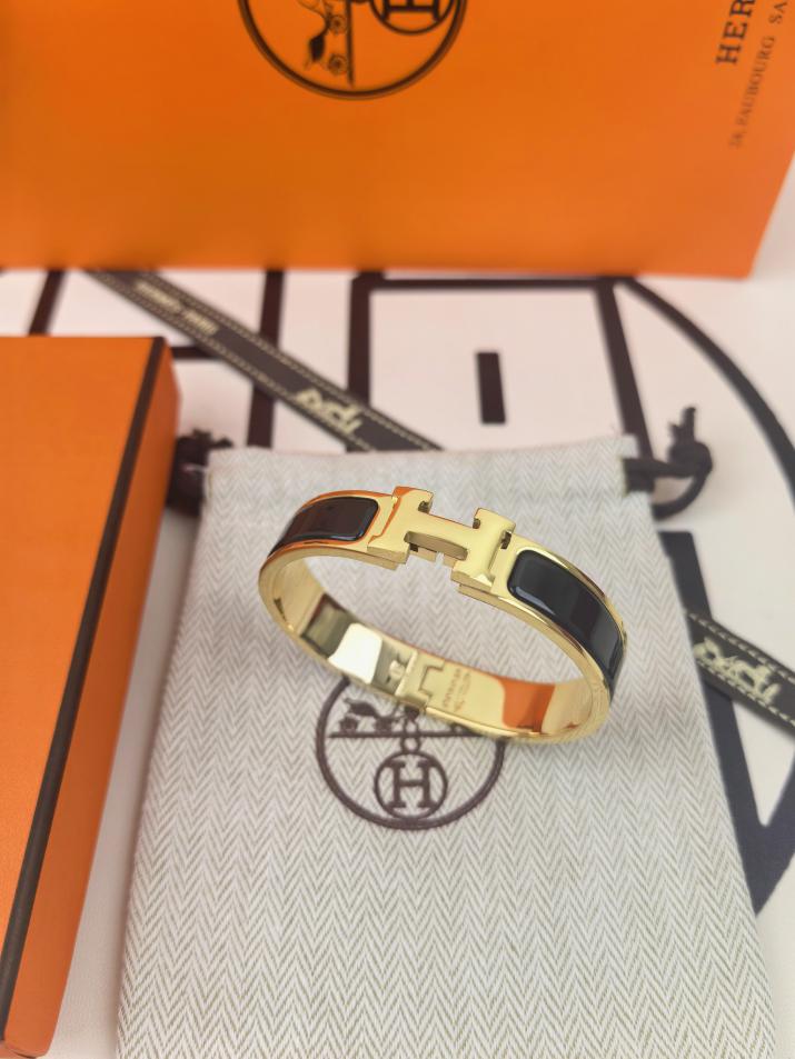 replica,repliche,fake,1:1,earrings,bracelet,ring,jewelry Versione aggiornata del classico braccialetto smaltato H di Hermes replica,repliche,fake,1:1,earrings,bracelet,ring,jewelry Versione aggiornata del classico braccialetto smaltato H di Hermes