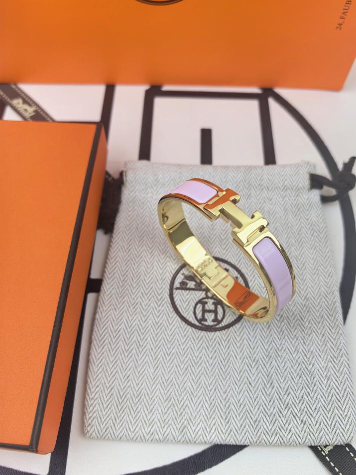 replica,repliche,fake,1:1,earrings,bracelet,ring,jewelry Versione aggiornata del classico braccialetto smaltato H di Hermes replica,repliche,fake,1:1,earrings,bracelet,ring,jewelry Versione aggiornata del classico braccialetto smaltato H di Hermes