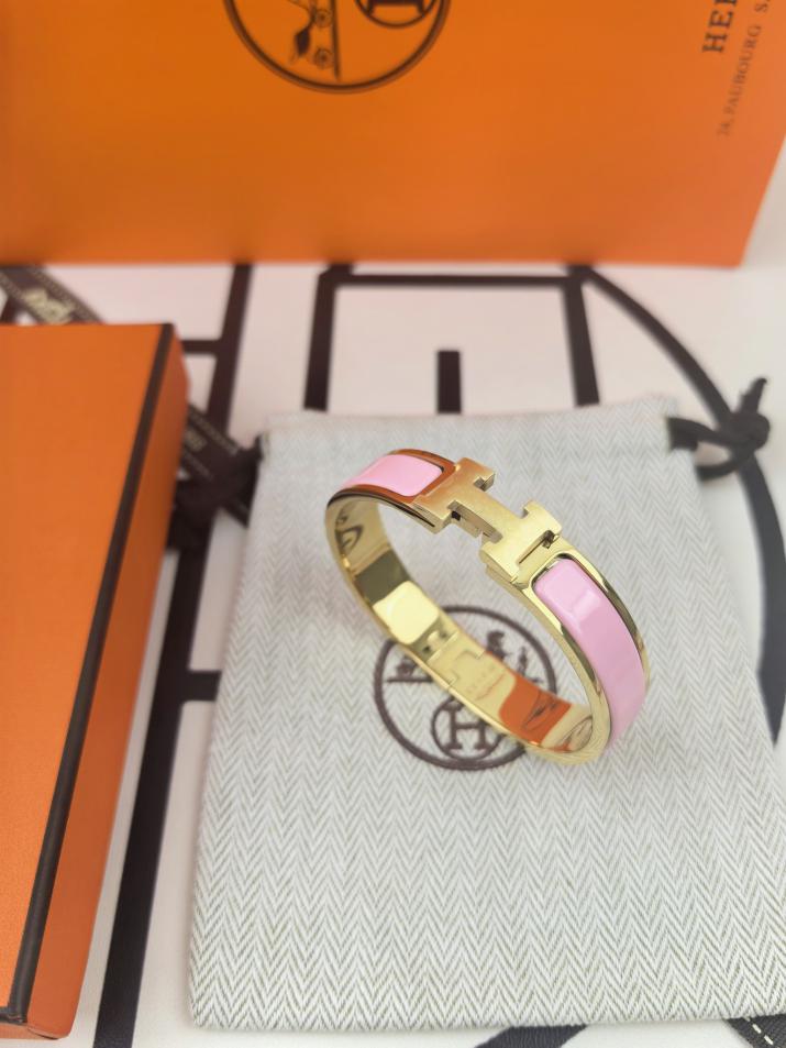 replica,repliche,fake,1:1,earrings,bracelet,ring,jewelry Versione aggiornata del classico braccialetto smaltato H di Hermes replica,repliche,fake,1:1,earrings,bracelet,ring,jewelry Versione aggiornata del classico braccialetto smaltato H di Hermes