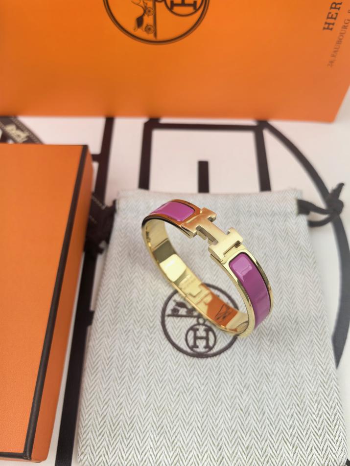 replica,repliche,fake,1:1,earrings,bracelet,ring,jewelry Versione aggiornata del classico braccialetto smaltato H di Hermes replica,repliche,fake,1:1,earrings,bracelet,ring,jewelry Versione aggiornata del classico braccialetto smaltato H di Hermes