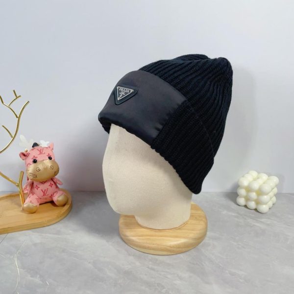 replica,repliche,fake,1:1,earrings,bracelet,ring,jewelry Cappello Prada lavorato a maglia per l’autunno e l’inverno