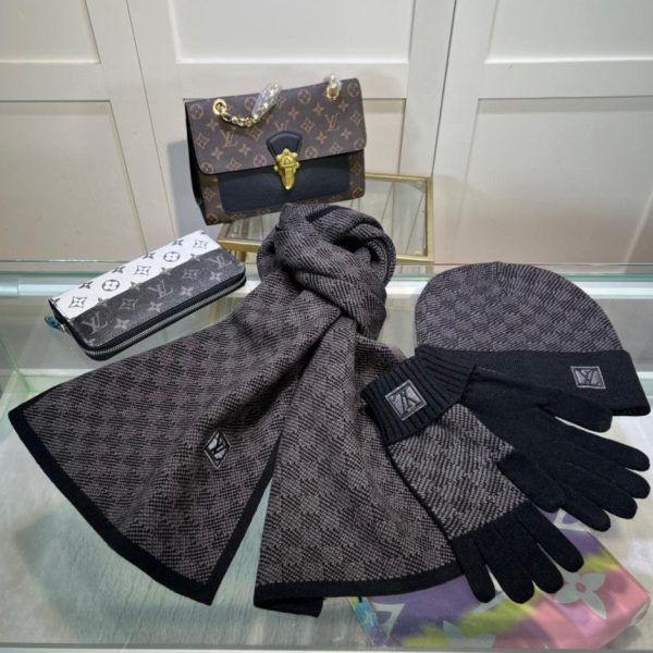 replica,repliche,fake,1:1,earrings,bracelet,ring,jewelry Louis Vuitton [Completo tre pezzi abito in lana, cappello, sciarpa e guanti]