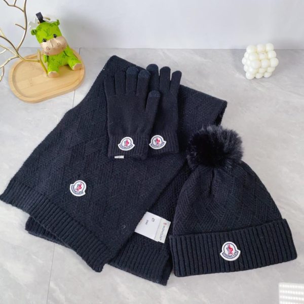 replica,repliche,fake,1:1,earrings,bracelet,ring,jewelry Set tre pezzi MONCLER con sciarpa, cappello e guanti con palla di pelo