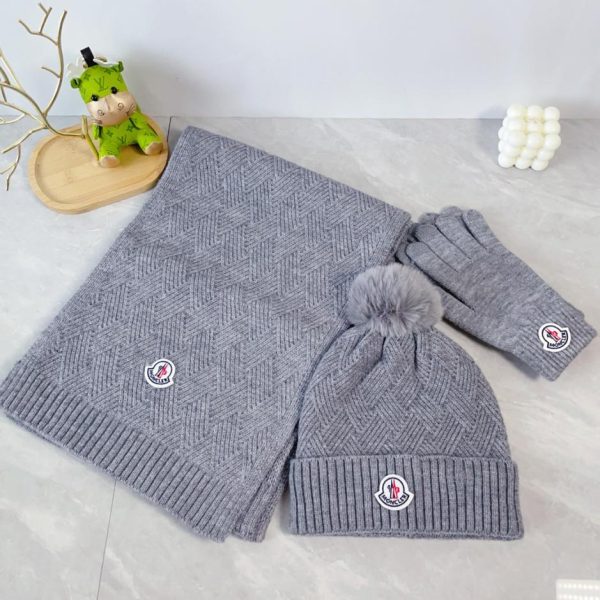 replica,repliche,fake,1:1,earrings,bracelet,ring,jewelry Set tre pezzi MONCLER con sciarpa, cappello e guanti con palla di pelo