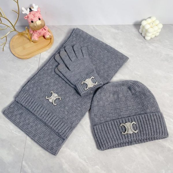 replica,repliche,fake,1:1,earrings,bracelet,ring,jewelry Cappello sciarpa Celine con guanti pom-pom abito a tre pezzi
